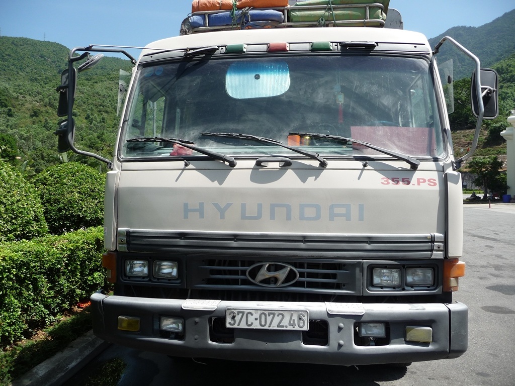 Xe tải bị cháy được đưa ra khỏi hầm 