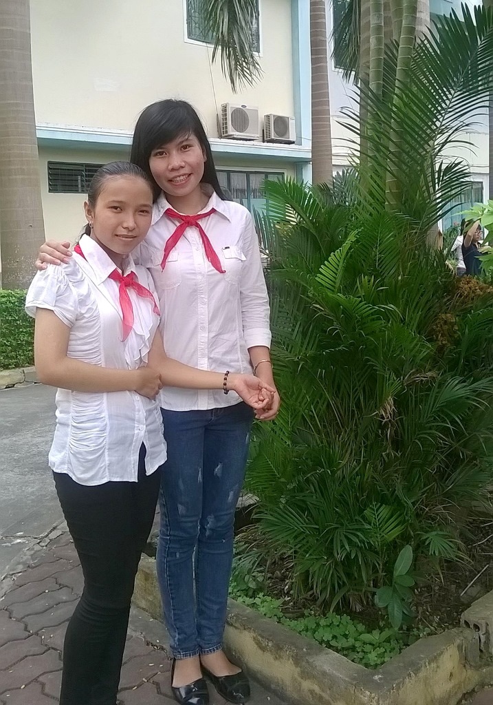 Ở trường, Thúy (bìa trái) là một sinh viên năng nổ trong học tập và hoạt động xã hội.