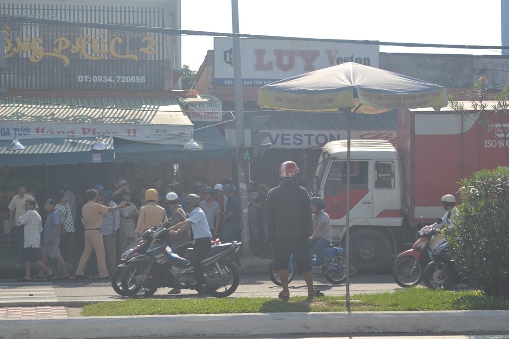 Lực lượng công an có mặt tại hiện trường để giải quyết vụ tai nạn và phân luồng giao thông 