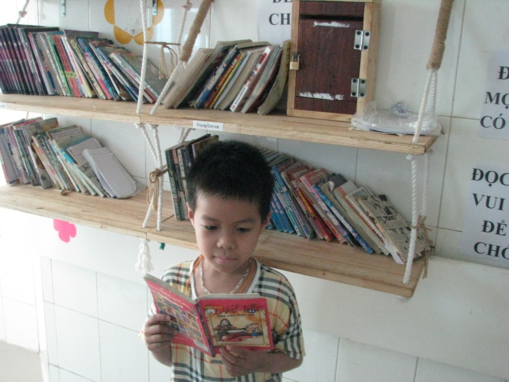 Các cháu nhỏ đang điều trị bệnh tại đây rất thích đọc truyện 