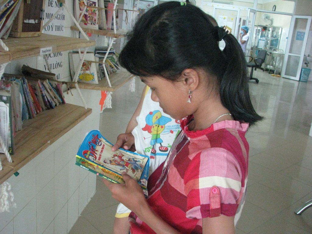 Nhiều em nhỏ khi đến thăm anh, chị, em mình đang nằm viện cũng đến đây đọc truyện 