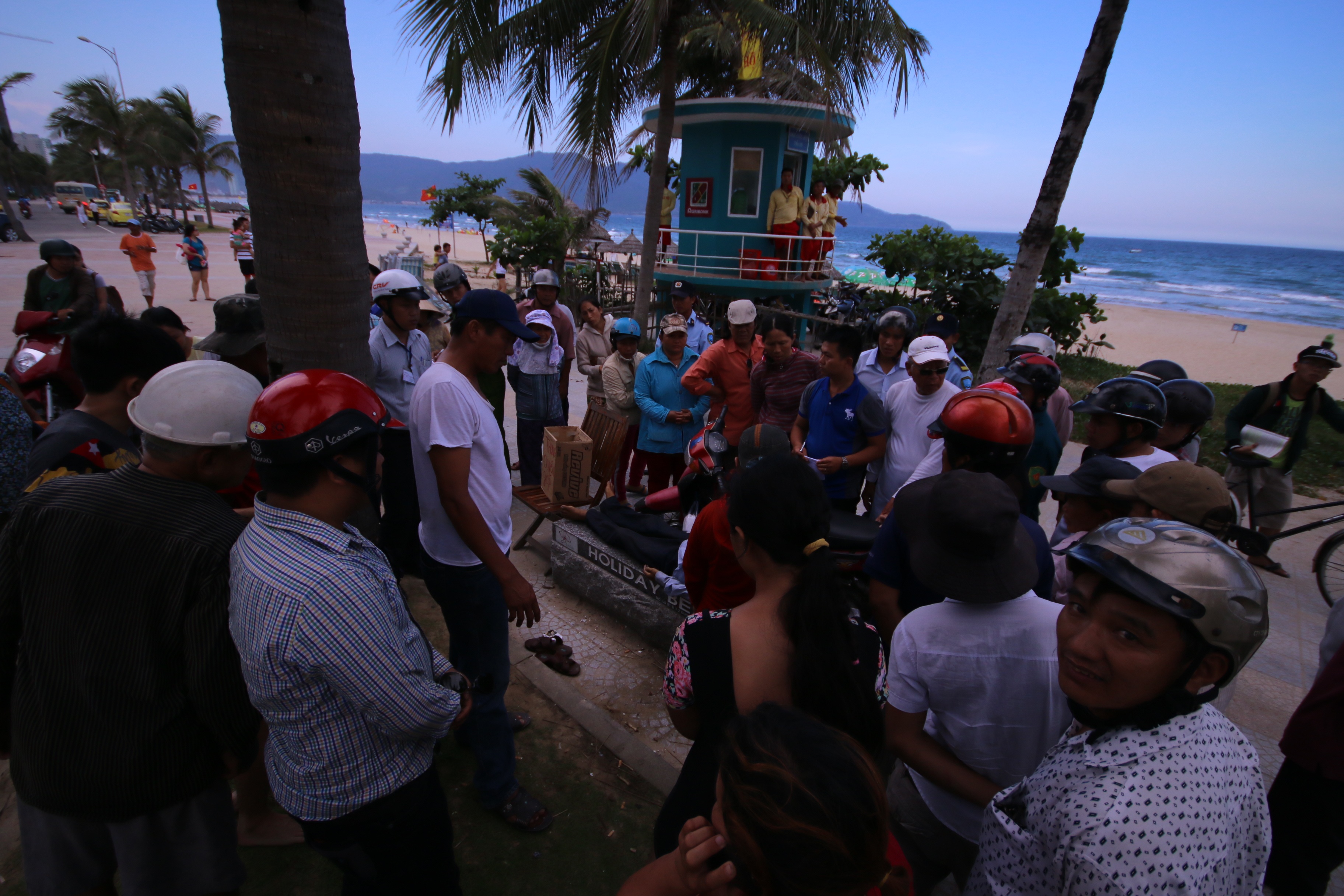 Nhiều người hiếu kỳ tập trung xem vụ việc