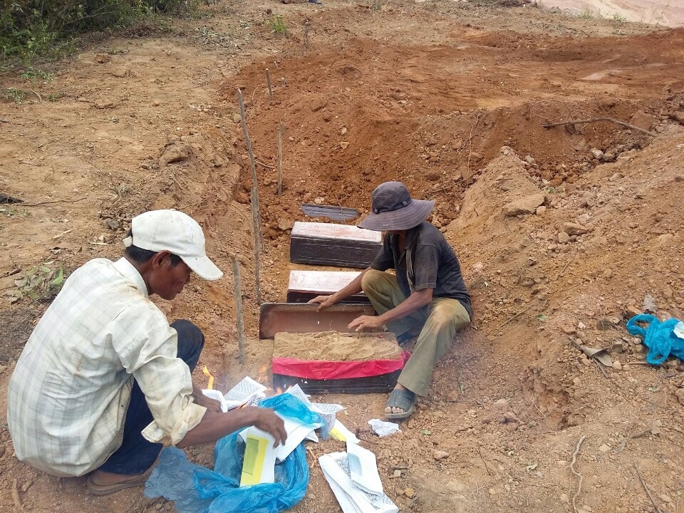 Nhiều ngôi mộ lộ thiên sau khi đơn vị thi công san ủi mặt bằng