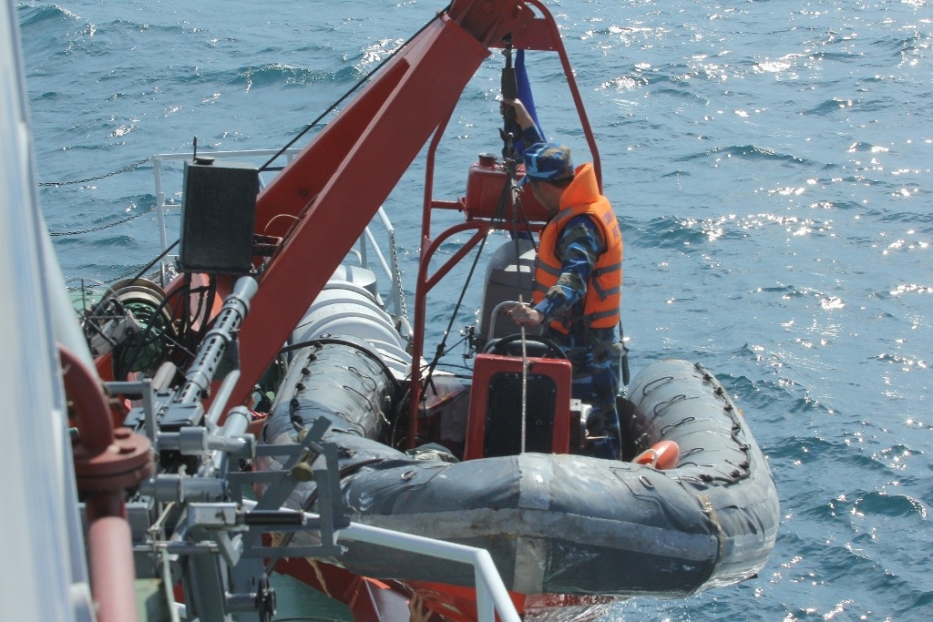 Cảnh sát biển Việt Nam hạ xuồng cơ động tiếp cận đối tượng