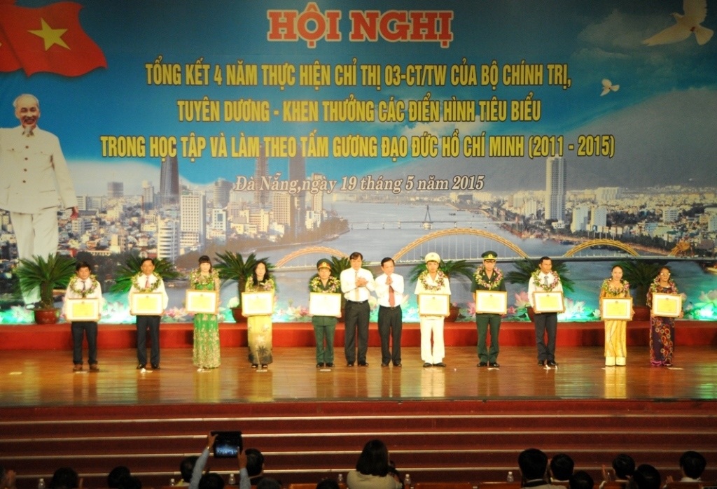 Tuyên dương các tổ chức, cá nhân xuất sắc tiêu biểu trong học tập và làm theo tấm gương Bác