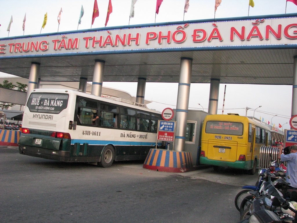 Những chuyến xe chở hành khách vào Bến xe Trung tâm Đà Nẵng. 