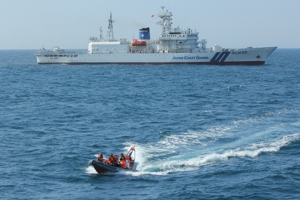 Cảnh sát biển Việt Nam hạ xuồng cơ động tiếp cận đối tượng