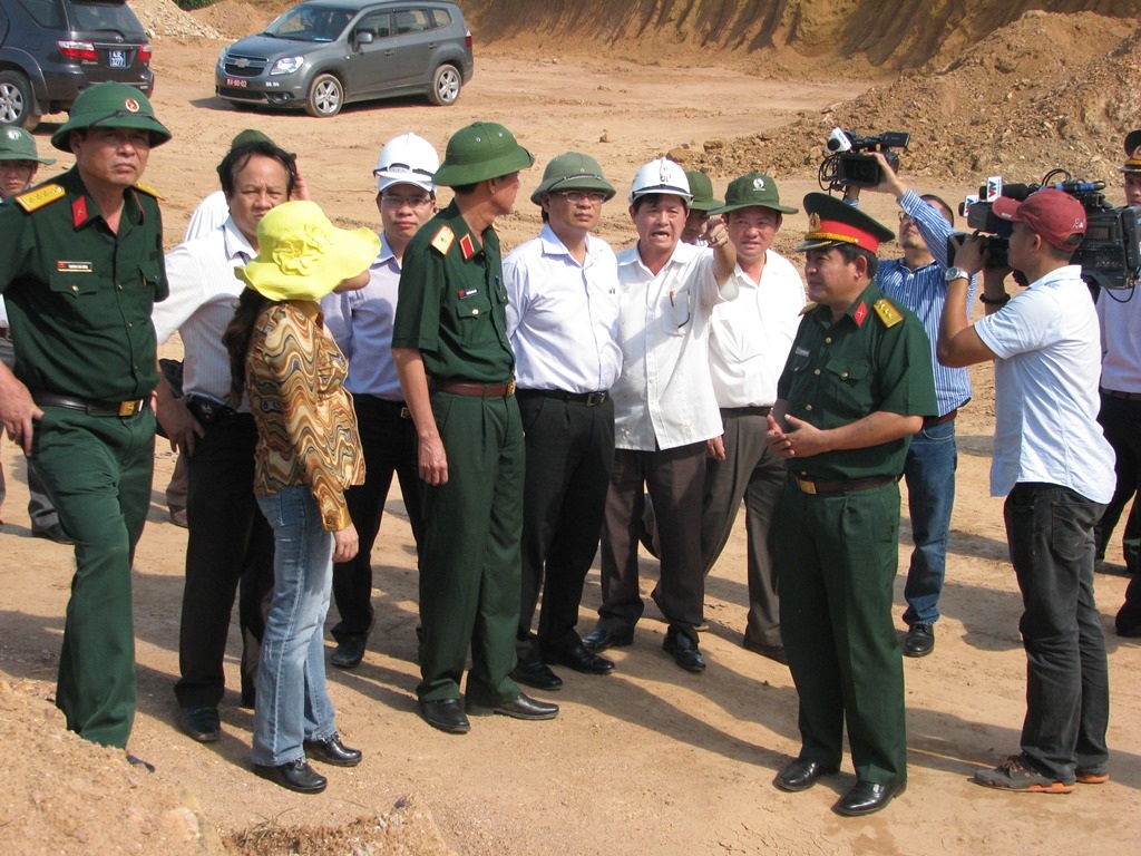 Sau khi nghe các bên báo cáo, Đoàn đã đến hiện trường để kiểm tra 