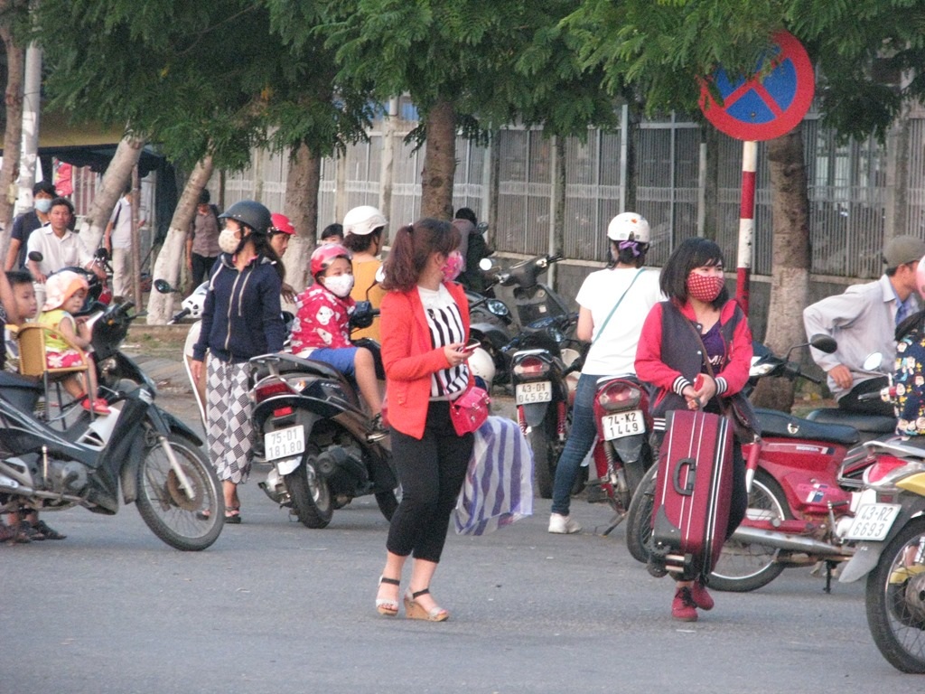 Ai cũng tay xách, nách mang 