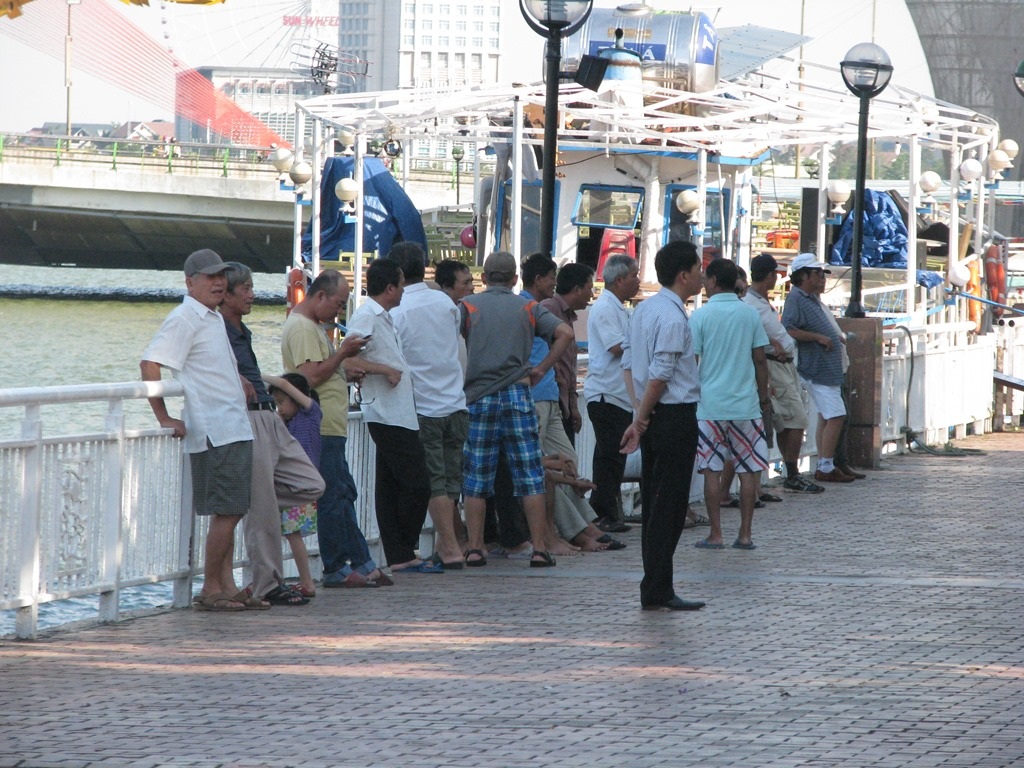 Cứ chiều chiều, nhiều người ra bờ sông Hàn để tận hưởng luồng gió mát từ dưới sông lên