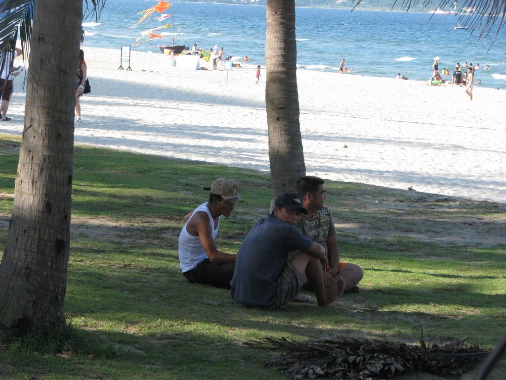 Ra biển hóng mát.