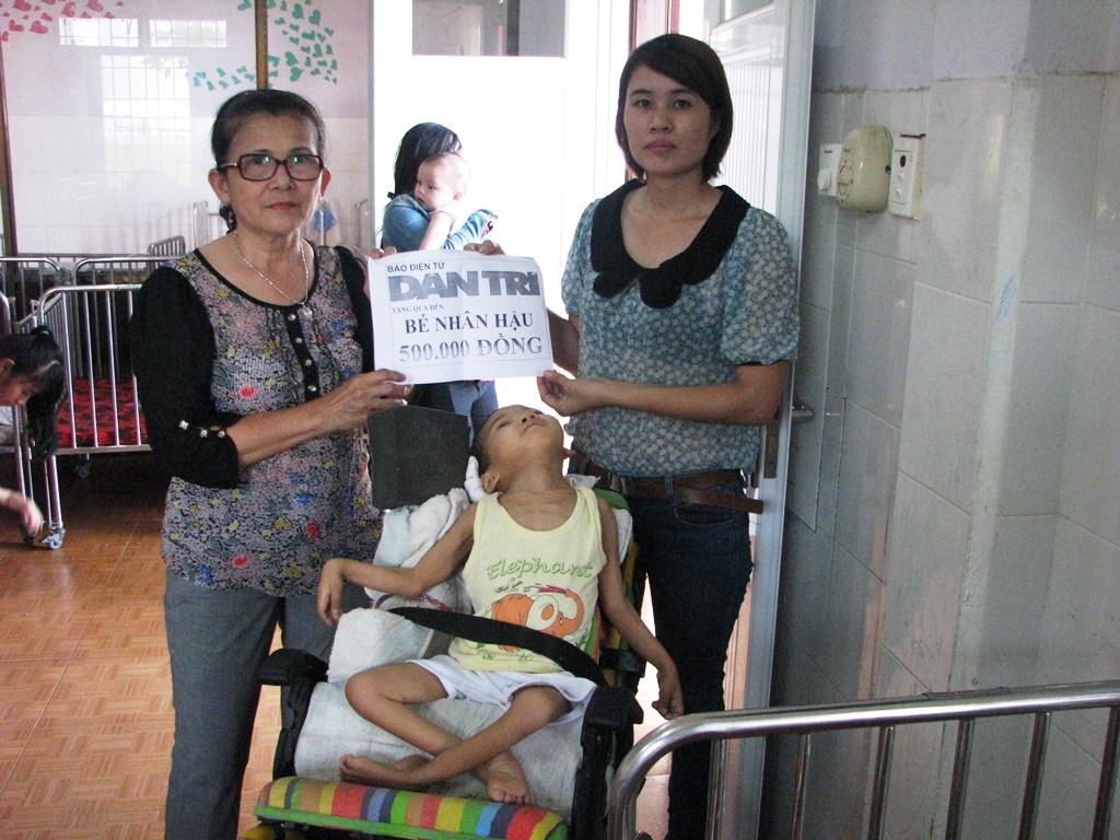 PV Dân trí tặng quà đến bé Nhân Hậu nhân ngày quốc tế thiếu nhi