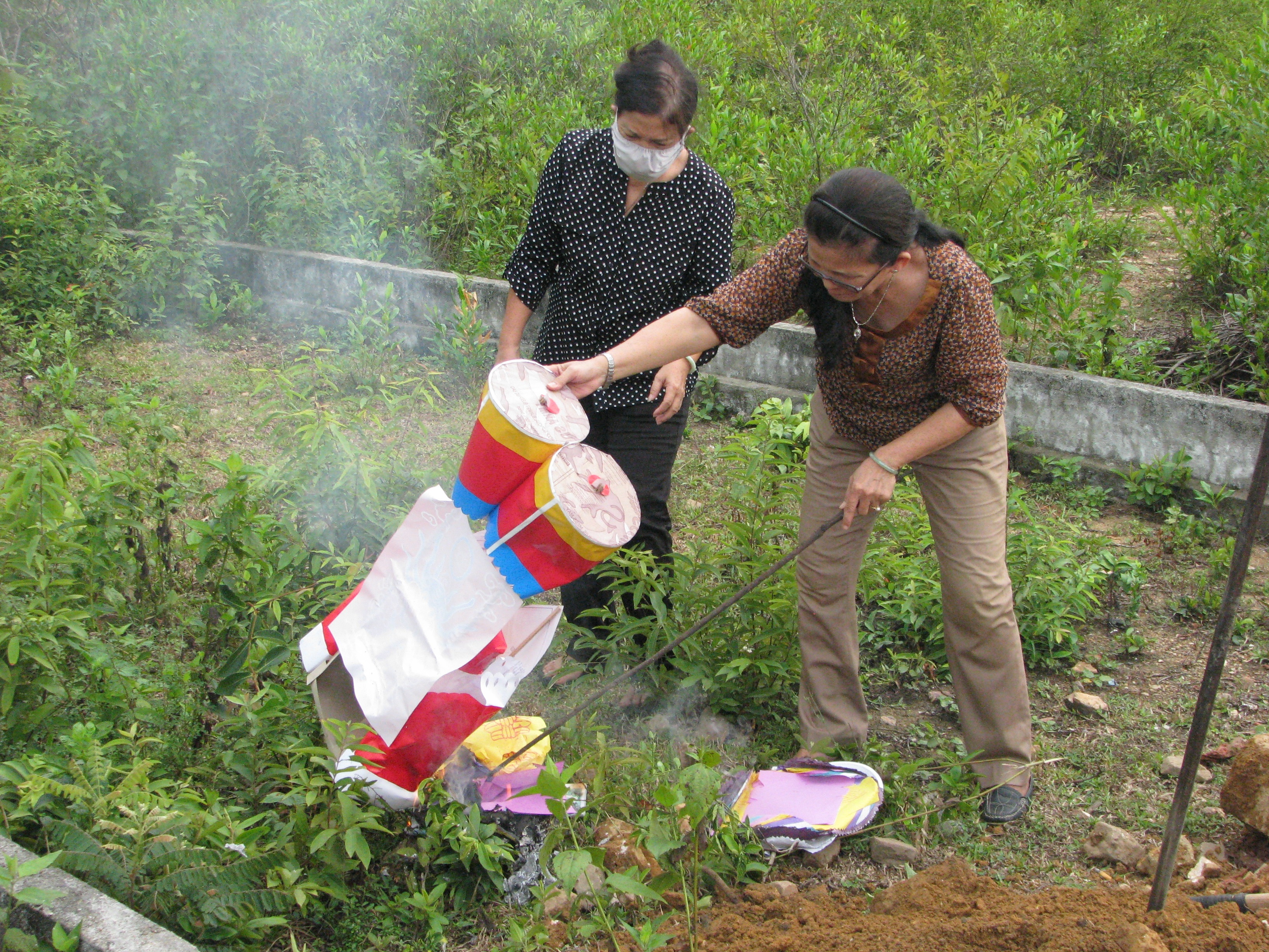 Đốt vàng mã cho bé