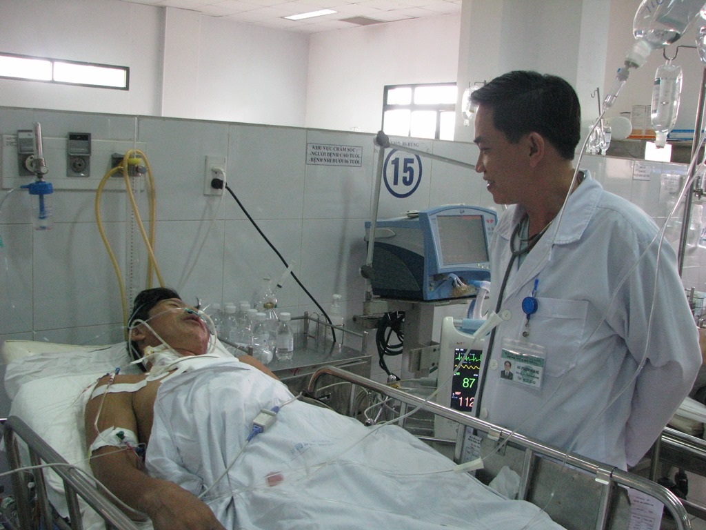 Bác sĩ Hoàng đang thăm hỏi bệnh nhân Kệ