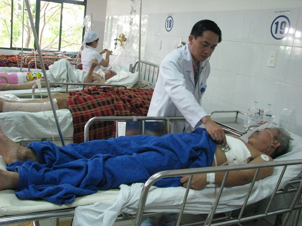 Bác sĩ Hoàng đang khám cho bệnh nhân Chi