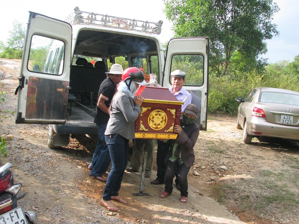 Nhân Hậu được đưa từ xe vào nghĩa trang