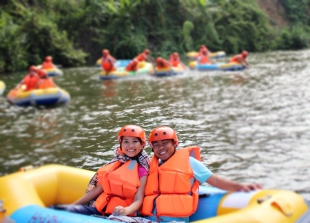 Trượt thác ở khu du lịch Hòa Phú Thành (huyện Hòa Vang, TP Đà Nẵng)