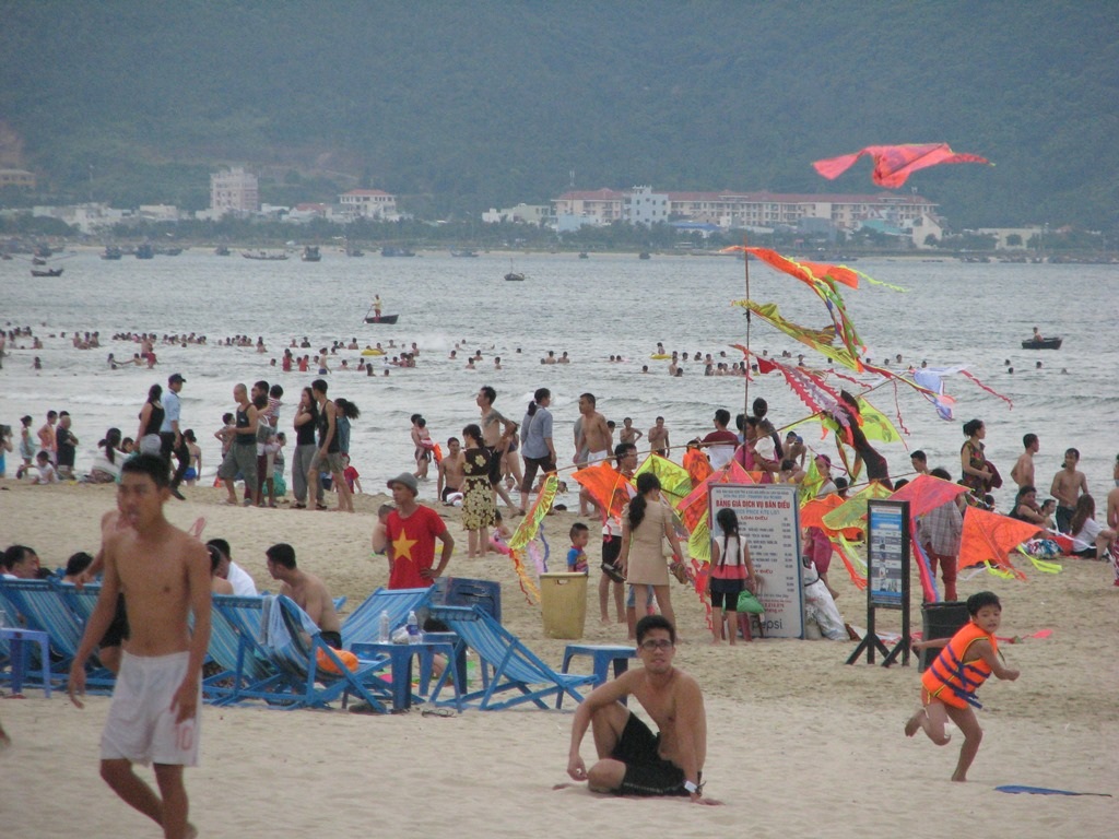 Bãi biển Mỹ Khê càng về chiều càng đông người. 