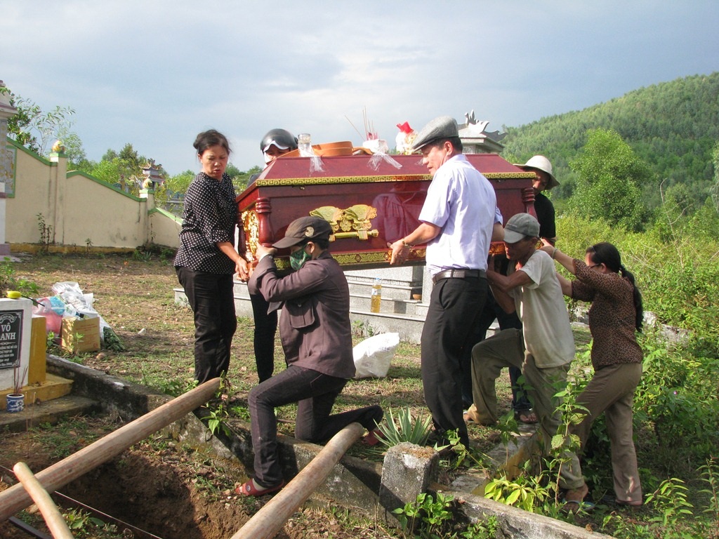 Chuẩn bị hạ huyệt 