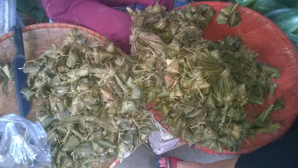 Bánh ú tro, trái cây đắt hàng nhờ Tết Đoan Ngọ - 2 Mỗi chục bánh có giá 10.000 đồng