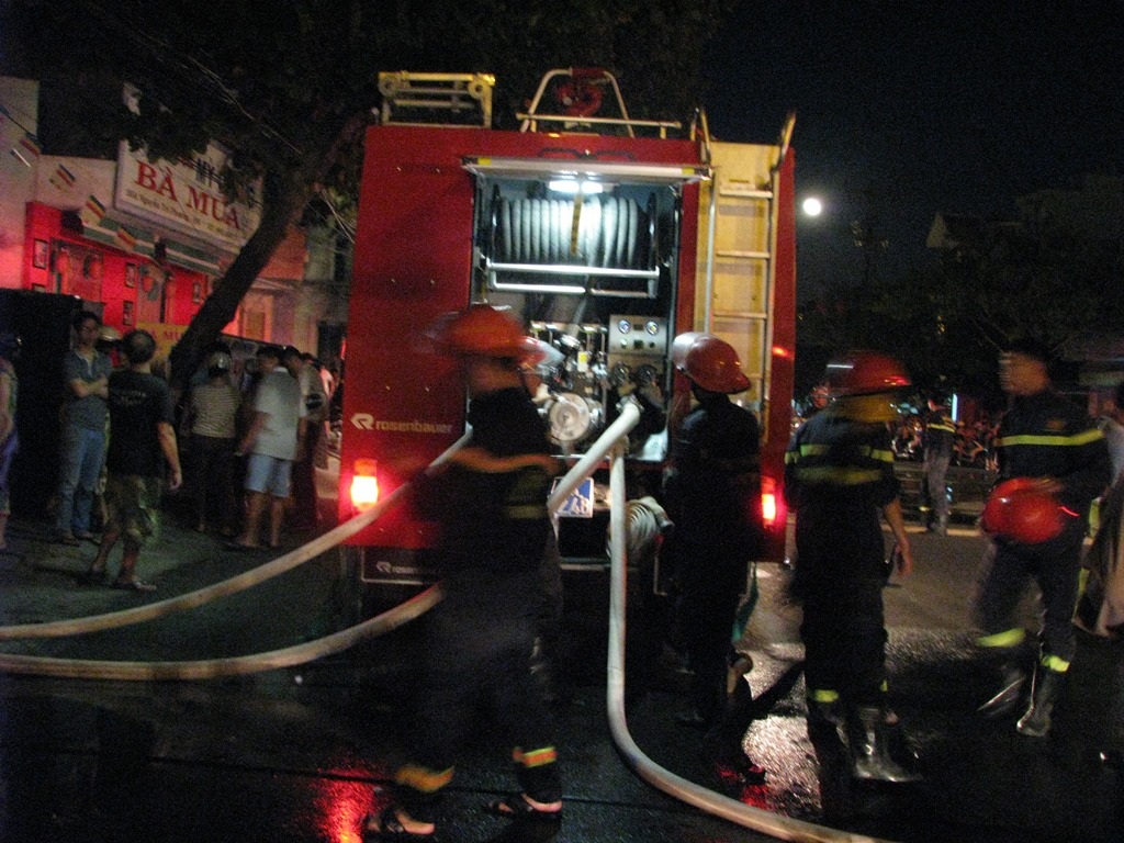 10 xe chữa cháy cùng gần 100 cán bộ, chiến sĩ chữa cháy đã được điều tới hiện trường 