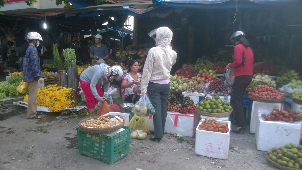 Bánh ú tro, trái cây đắt hàng nhờ Tết Đoan Ngọ - 3 Mặt hàng trái cây cũng khá nhộn nhịp