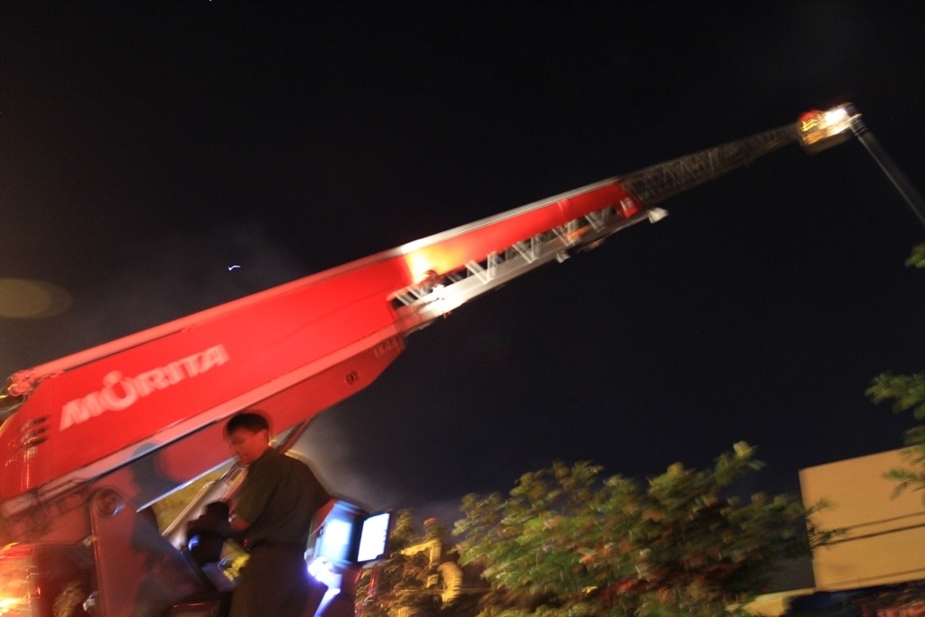 Và phải điều cả xe thang để tiếp cận hiện trường