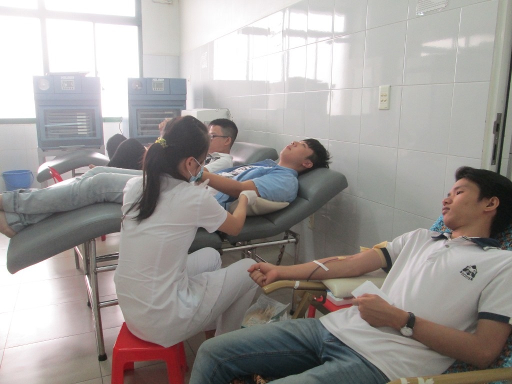 Các bạn trẻ tham gia hiến máu tình nguyện tại Bệnh viện Đà Nẵng