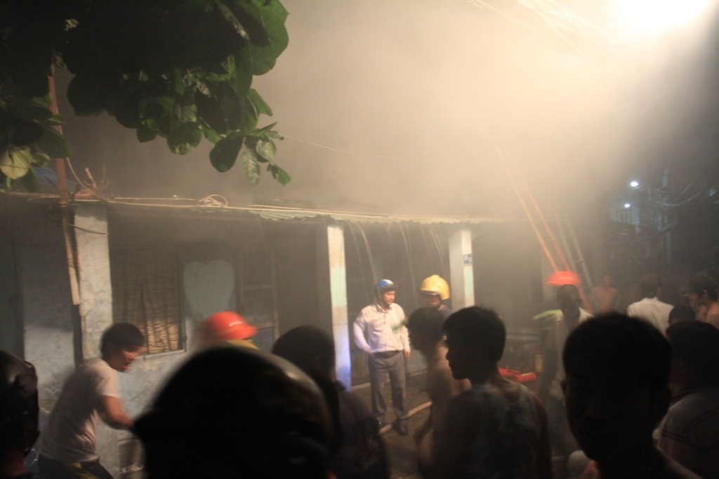 Khói nghi ngút bốc ra từ đám cháy