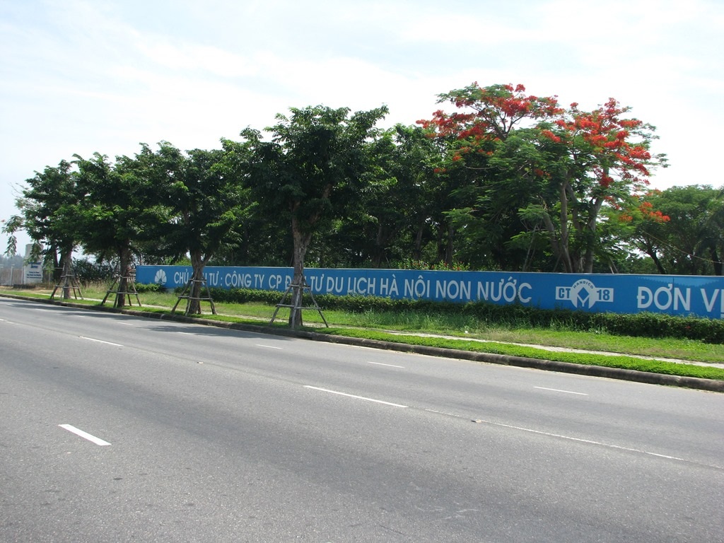 Còn bên trong là một bãi đất trống chưa có gì cả