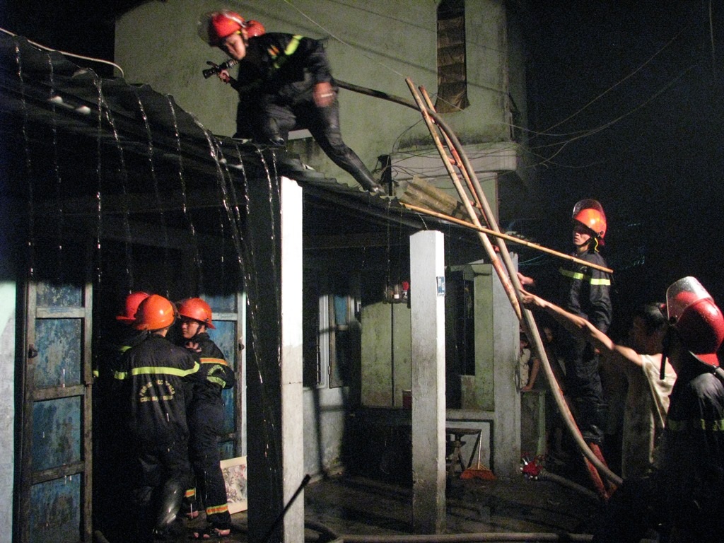 Lực lượng cứu hỏa nổ lực khống chế đám cháy 