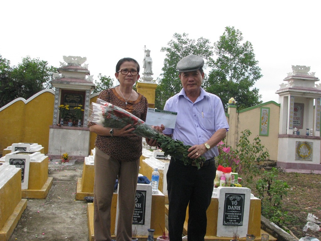 Nhà báo Nguyễn Đình Hòa - Trưởng đại diện VP Báo Dân trí tại Đà Nẵng viếng bé Nhân Hậu