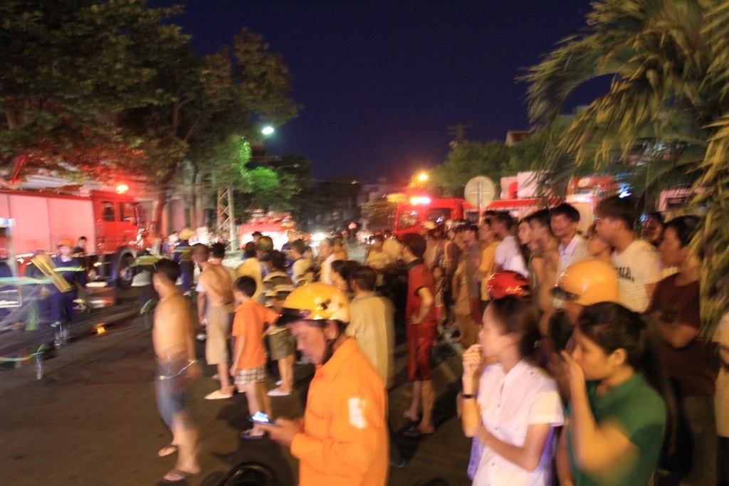 Nhiều người hiến kỳ tập trung bên ngoài xem diễn biến vụ cháy