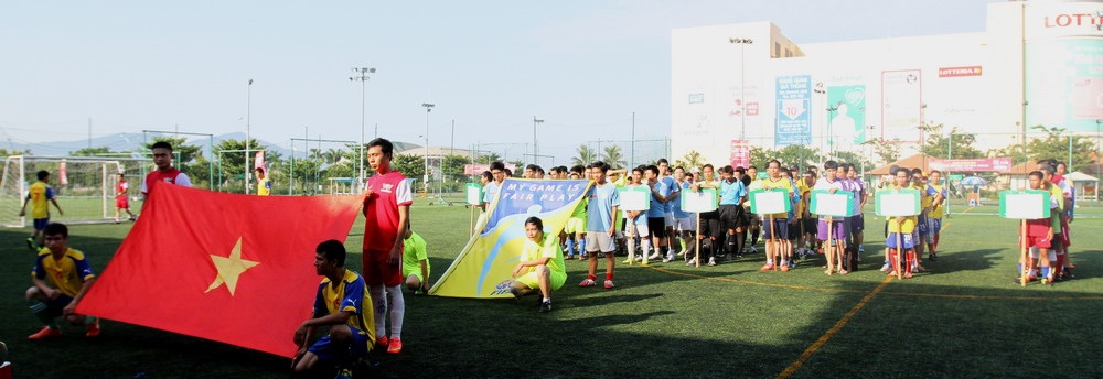 8 đội tham gia Giải bóng đá báo chí miền Trung lần thứ 2 - 1 Lễ chào cờ tại lễ khai mạc