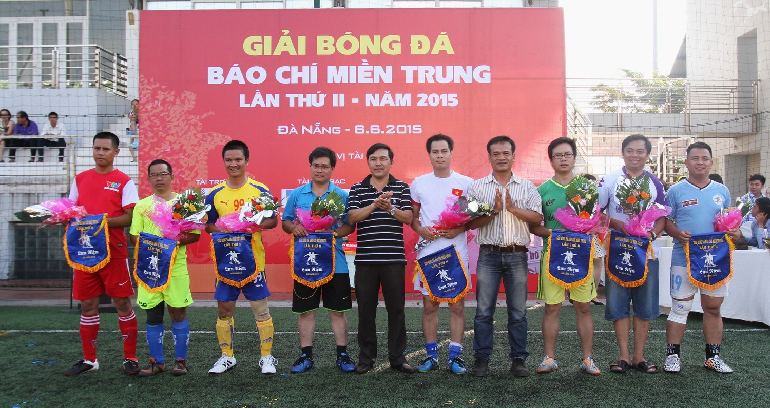 8 đội tham gia Giải bóng đá báo chí miền Trung lần thứ 2 - 3 BTC trao hoa và cờ cho các đội tham gia giải