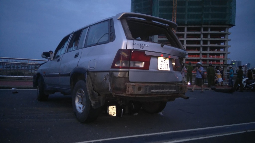 Một chiếc xe máy bị cuốn vào gầm ô tô