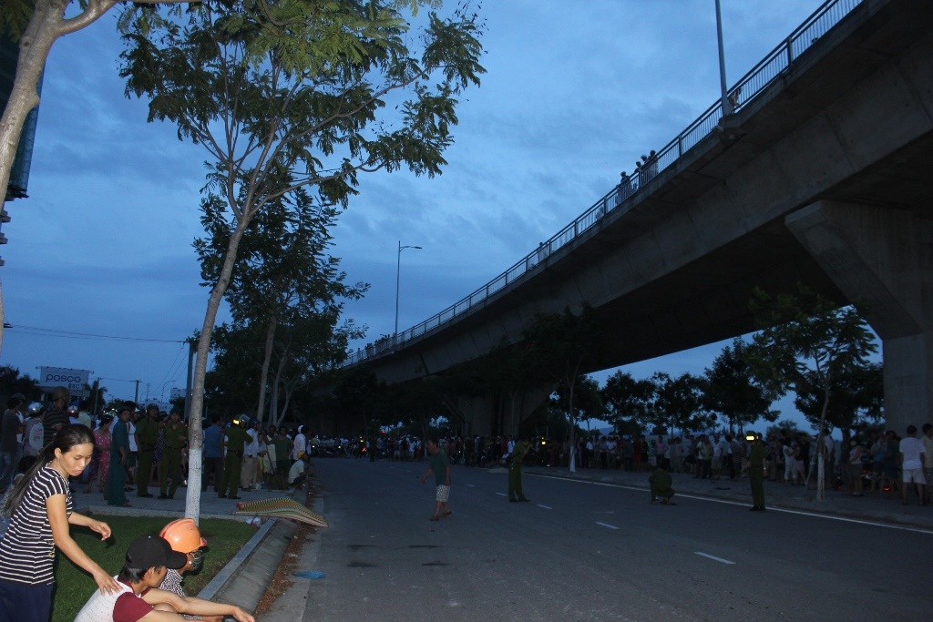 Sau khi bị xe ô tô tông khá mạnh, hai nạn nhân đã văng qua thành cầu, rơi xuống đất