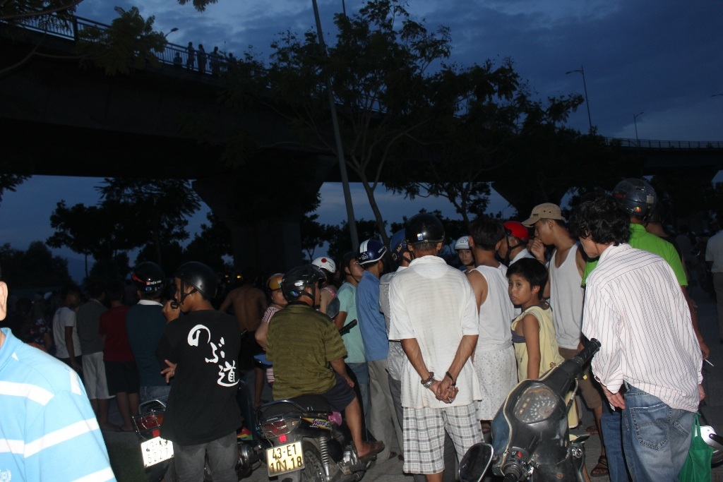 Người dân hiếu kỳ tập trung xem vụ tai nạn