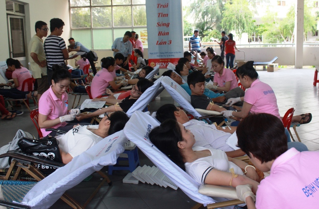 Hơn 1.200 đơn vị máu được hiến trong ngày hội “Trái tim sông Hàn” - 1 Các bạn trẻ tham gia ngày hội hiến máu Trái tim sông Hàn