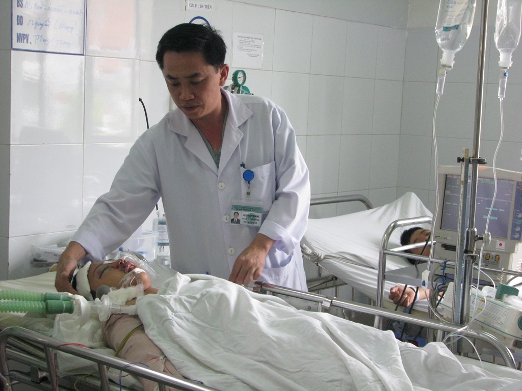 Cả cháu Minh và cháu Linh hiện được tiên lượng qua cơn nguy kịch (Ảnh: Khánh Hồng)