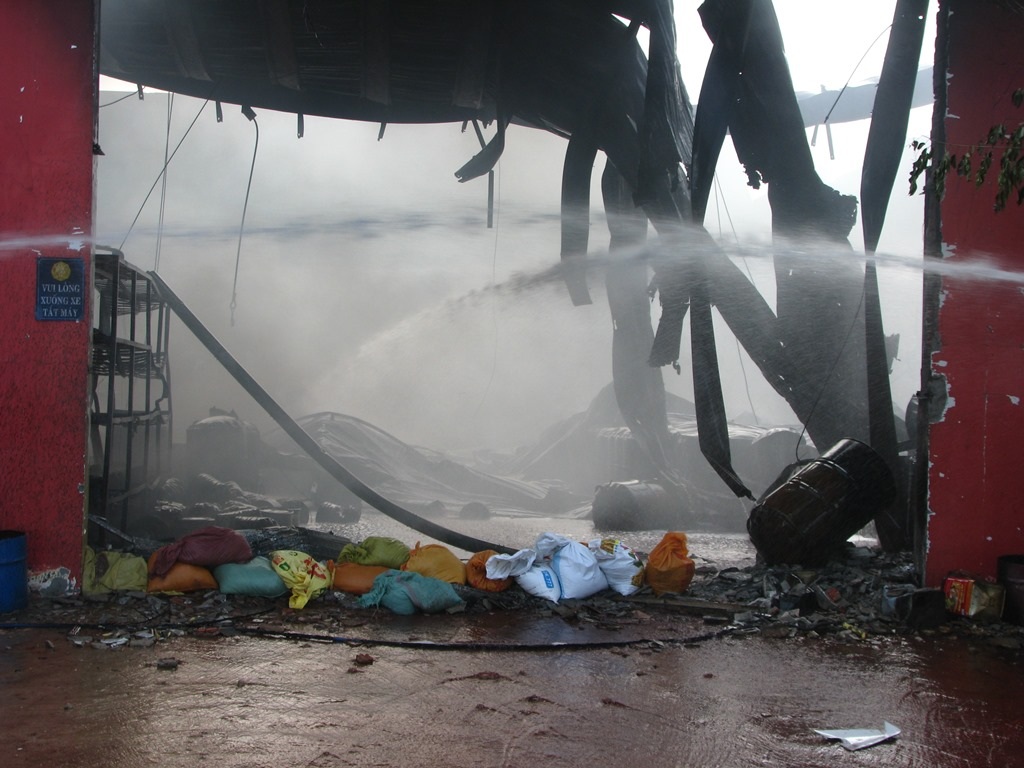 Đến 14h15, đám cháy đã được khống chế