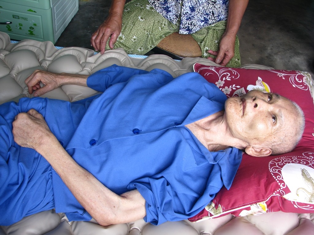 Bà Ân trở về sau chiến tranh với một thân hình ốm yếu, bệnh tật.