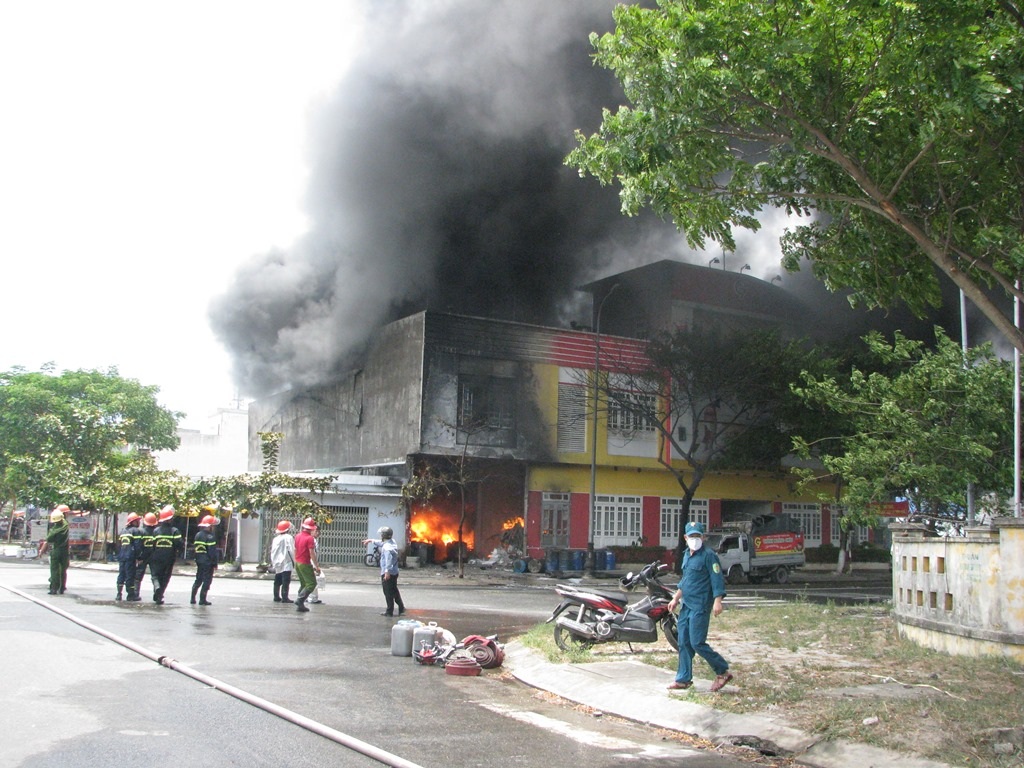 Hai tiếng đồng hồ sau khi xảy ra cháy, lửa vẫn bốc ngùn ngụt.