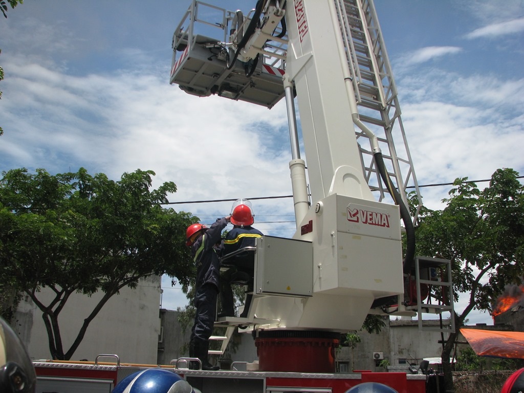 Sử dụng xe thang để tiếp cận đám cháy