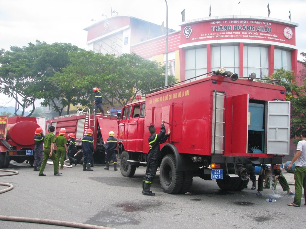 Các chiến sĩ tiếp cận cửa chính của kho sơn. Bên trong trần của kho đã bị sập