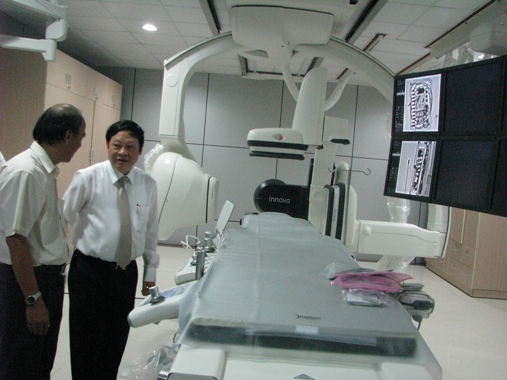 GS.TS Nguyễn Viết Tiến – Thứ trưởng Bộ Y tế tham quan các hệ thống máy chẩn đoán hình ảnh