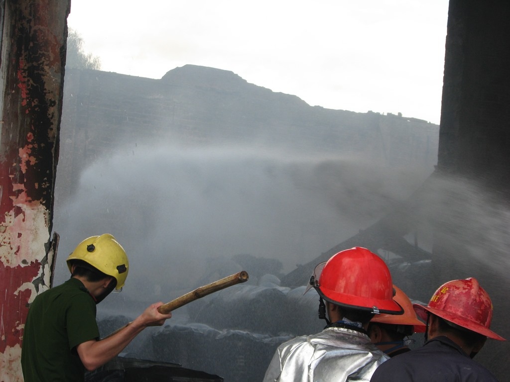 Ước tính thiệt hại khoảng 10 tỉ đồng hàng hóa