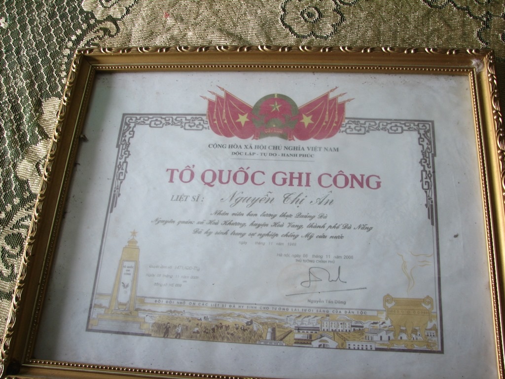 Bằng Tổ quốc ghi công công nhận bà Ân là liệt sĩ vào năm 2006