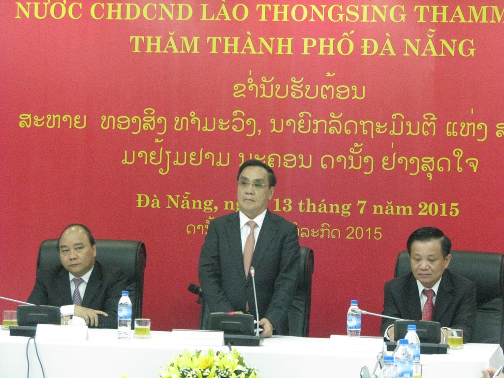 Bí thư Thành ủy Đà Nẵng (đứng) hoan nghênh chuyến thăm của đoàn Thủ tướng Lào