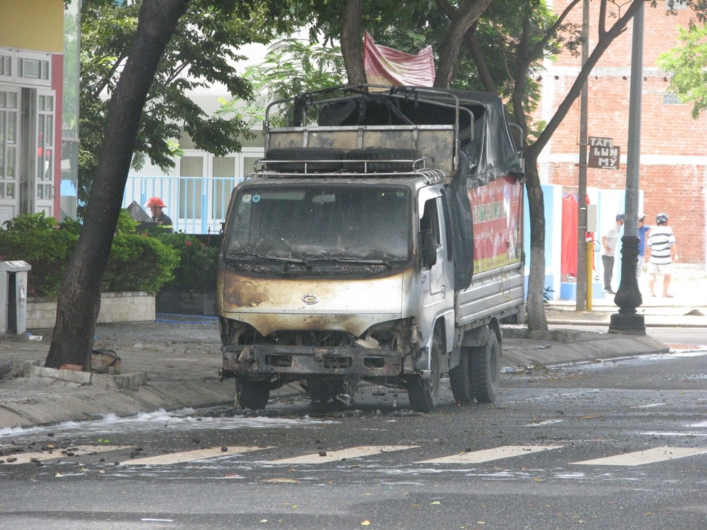 Một chiếc xe tải nhỏ của công ty cũng bị cháy.